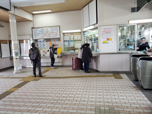〈13〉亀山の改札付近。自動改札機が設置されている