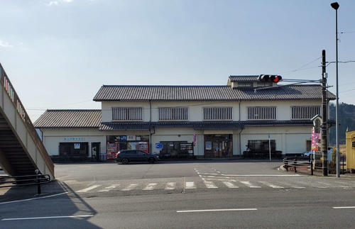 〈2〉観光拠点として立派な駅舎を持つ関駅