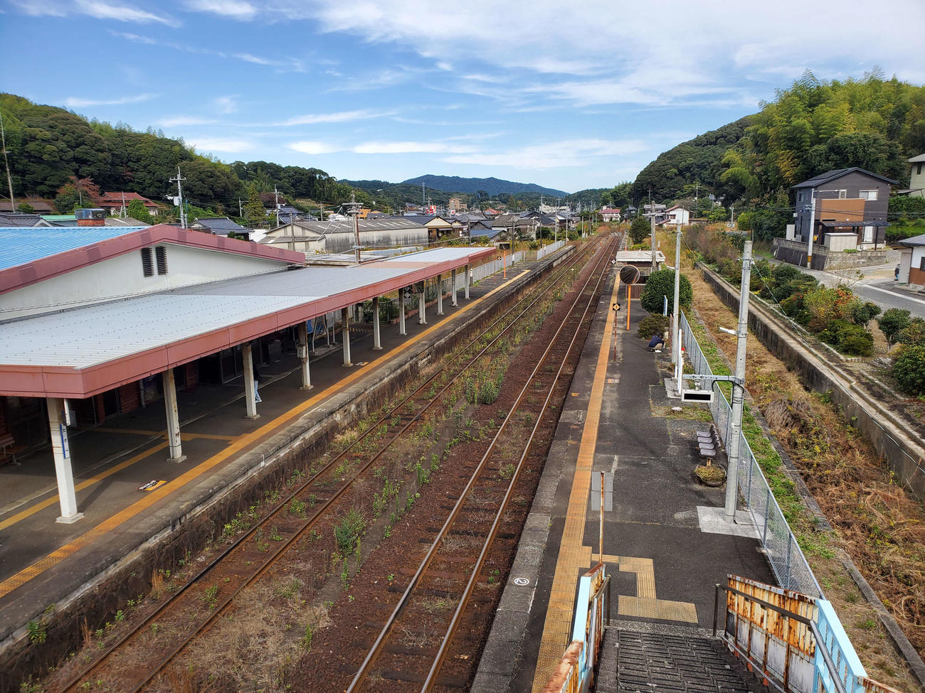 〈19〉跨線橋からホームを眺める