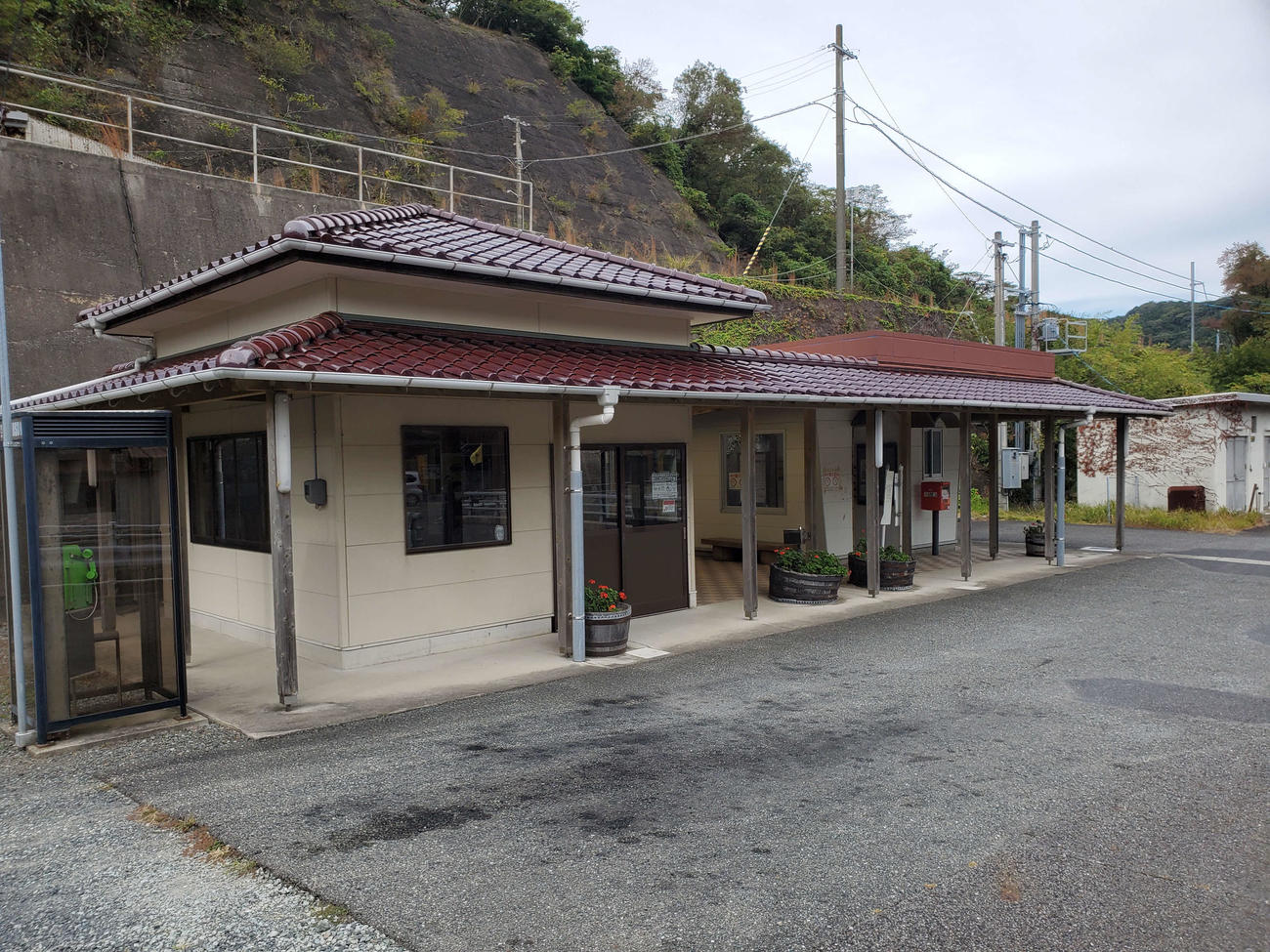 〈20〉長門二見の駅舎は夫婦岩ふれあいステーションとの合築となっている