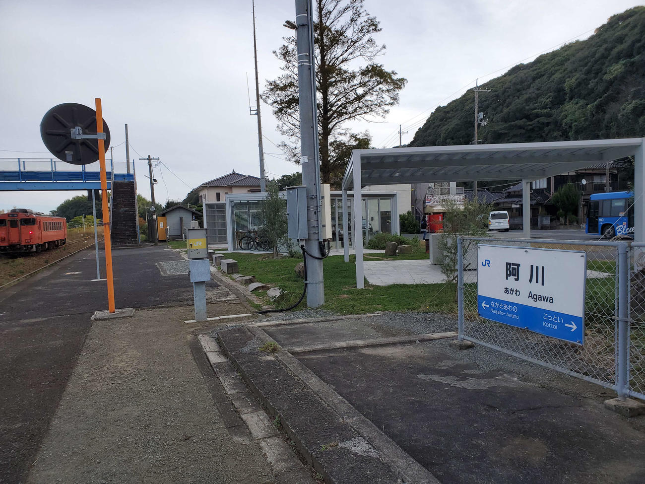 〈3〉阿川の駅名標とホーム