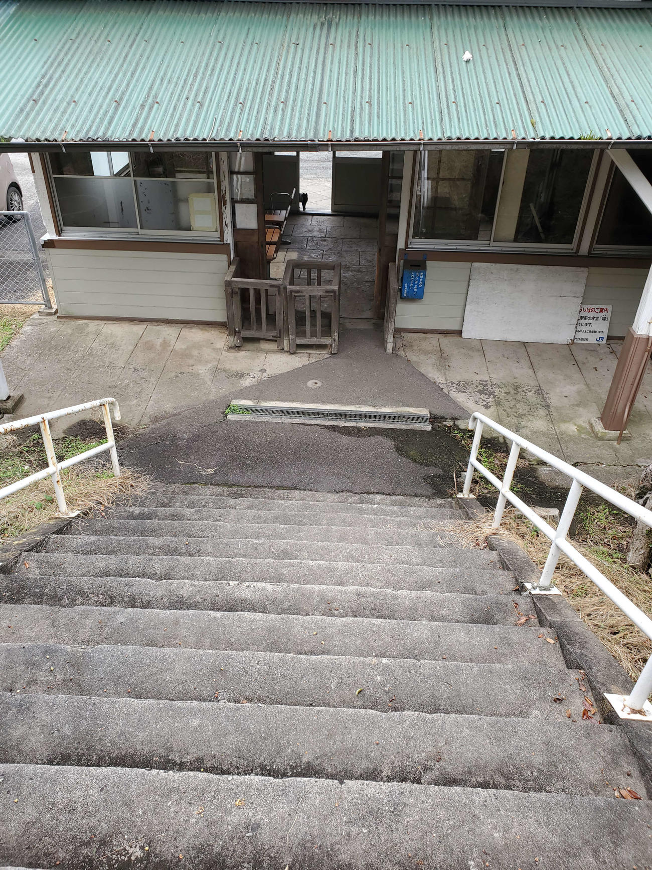 〈6〉階段を下りて駅舎に向かう形。木製の改札が残る