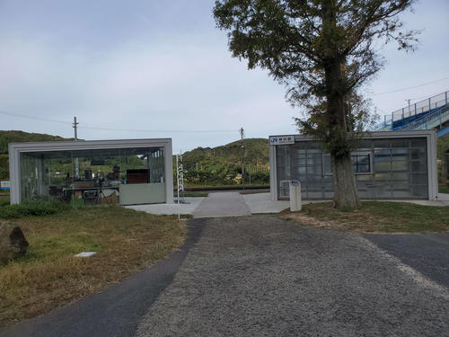 〈1〉新たに生まれ変わった阿川。ガラス張りの駅舎（右）と飲食店の双子のような形となっている