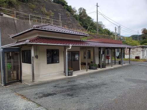 〈20〉長門二見の駅舎は夫婦岩ふれあいステーションとの合築となっている