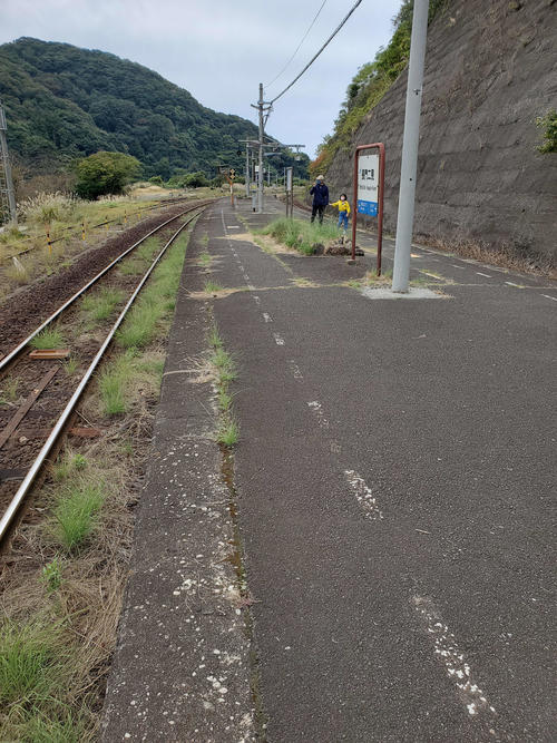 〈21〉がけの中腹に設置されたような形となっている1面2線のホーム