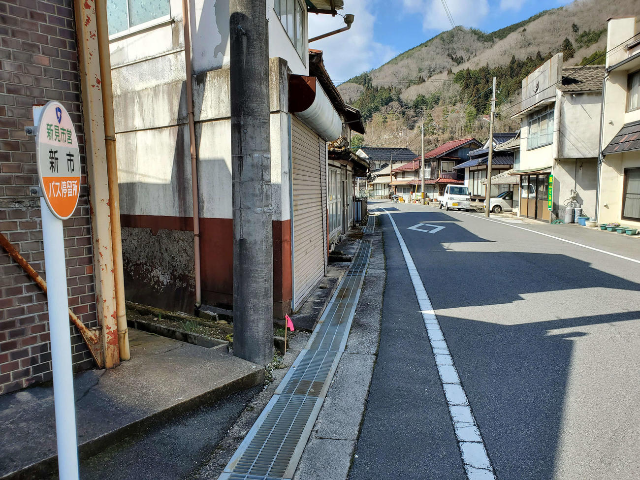 〈13〉バス停で1つ分歩くと神代の中心地。こちらのバス停にも時刻表の掲載はなかった