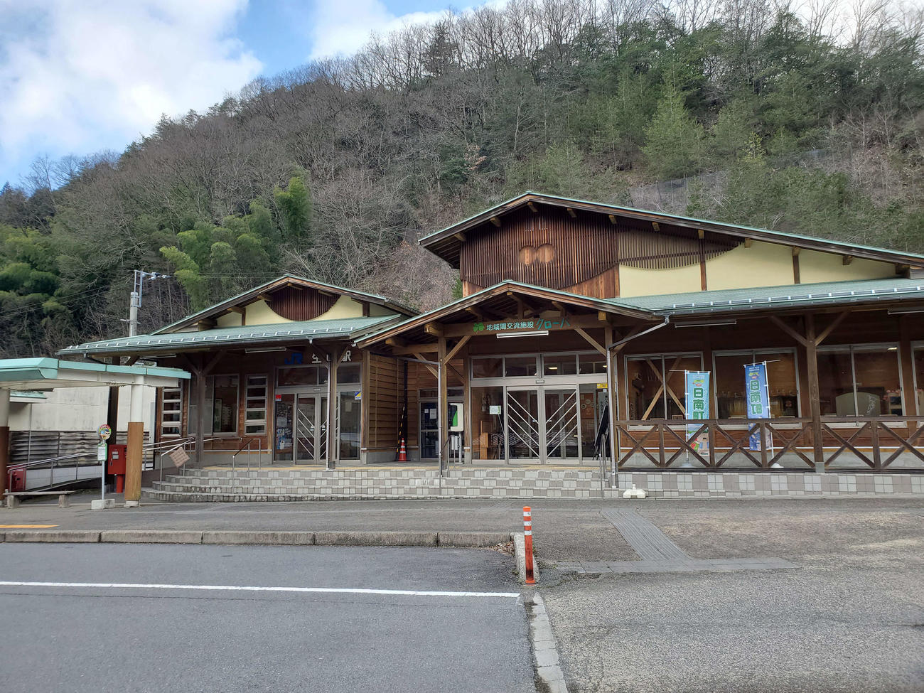 〈4〉生山の駅舎