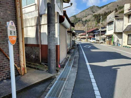 〈13〉バス停で1つ分歩くと神代の中心地。こちらのバス停にも時刻表の掲載はなかった