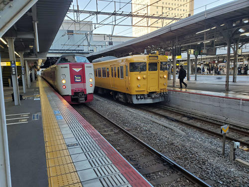 〈2〉国鉄電車が並ぶ岡山駅ならではの光景