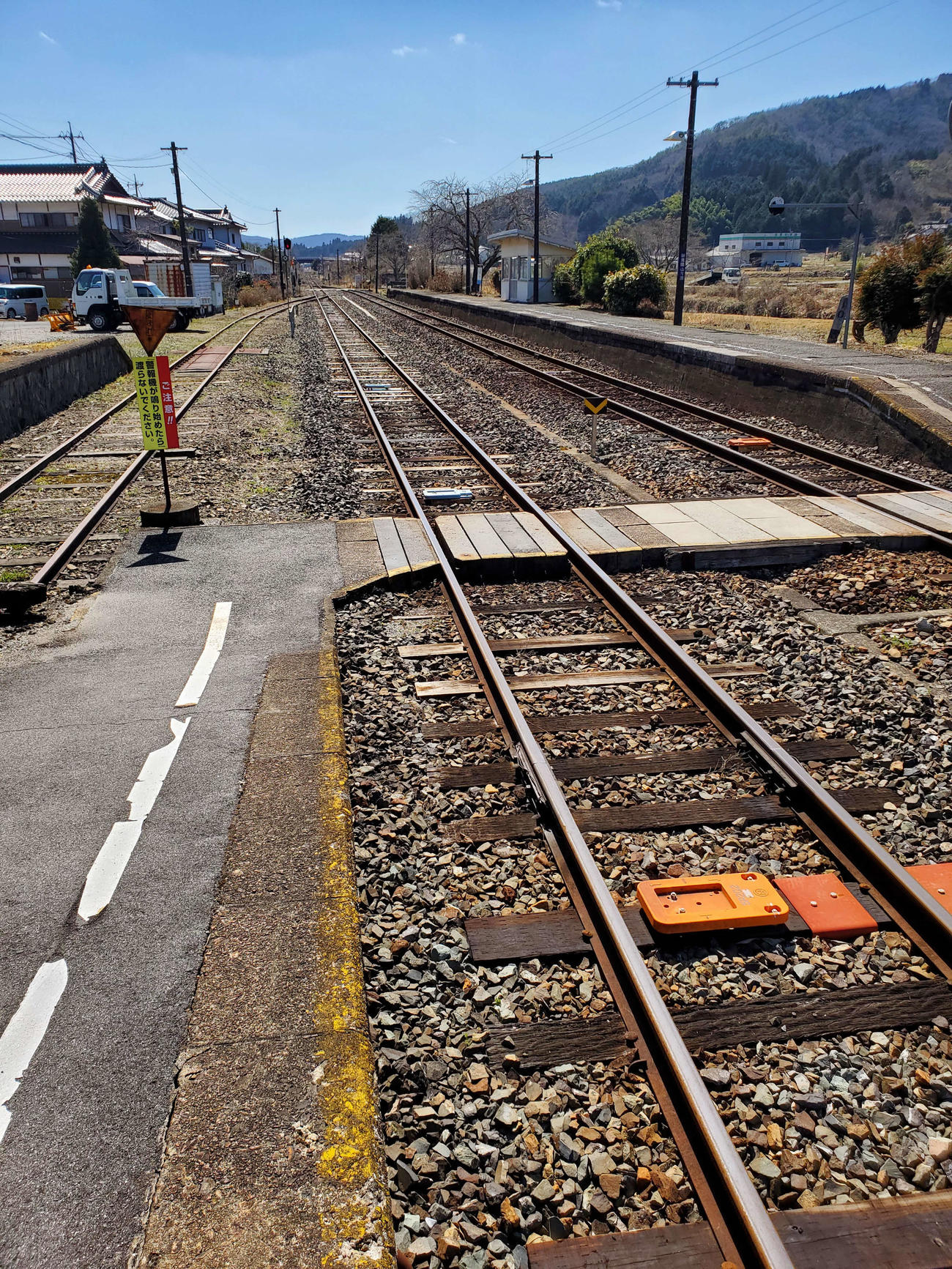 〈16〉千鳥状のホーム。貨物ヤード跡も残る