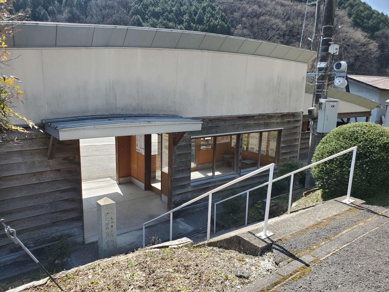 〈9〉駅舎から階段を上ってホームに向かう