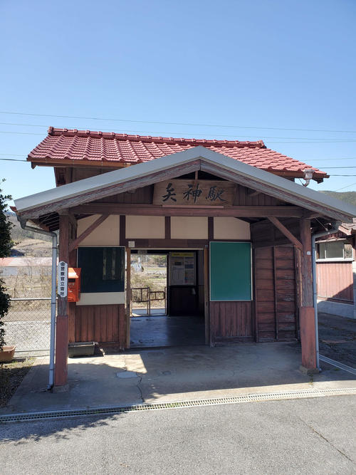 〈15〉事務所が撤去されて改札部分だけ残る矢神