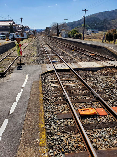 〈16〉千鳥状のホーム。貨物ヤード跡も残る