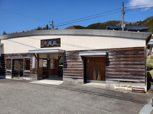 〈6〉立派な駅舎の市岡