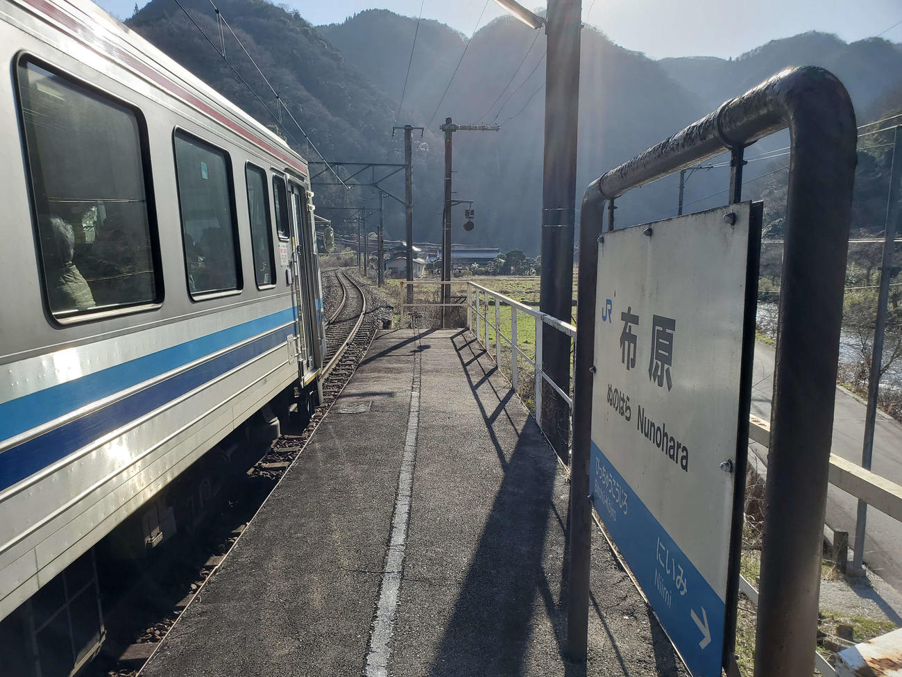 〈1〉布原で降りると車内からも注目を集めてしまう