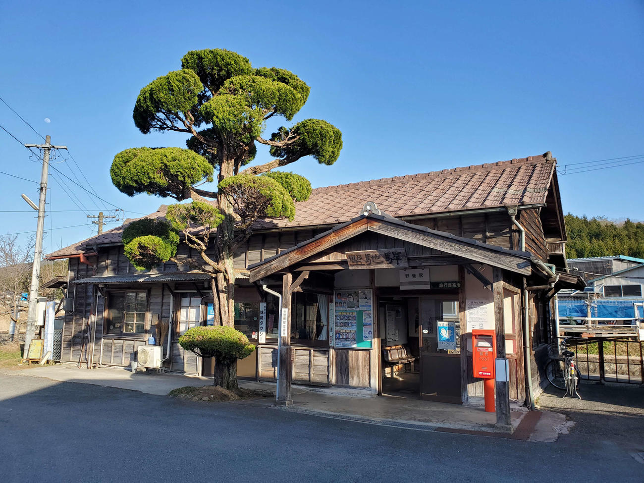 〈7〉昭和初期の木造駅舎がその姿をとどめる野馳駅