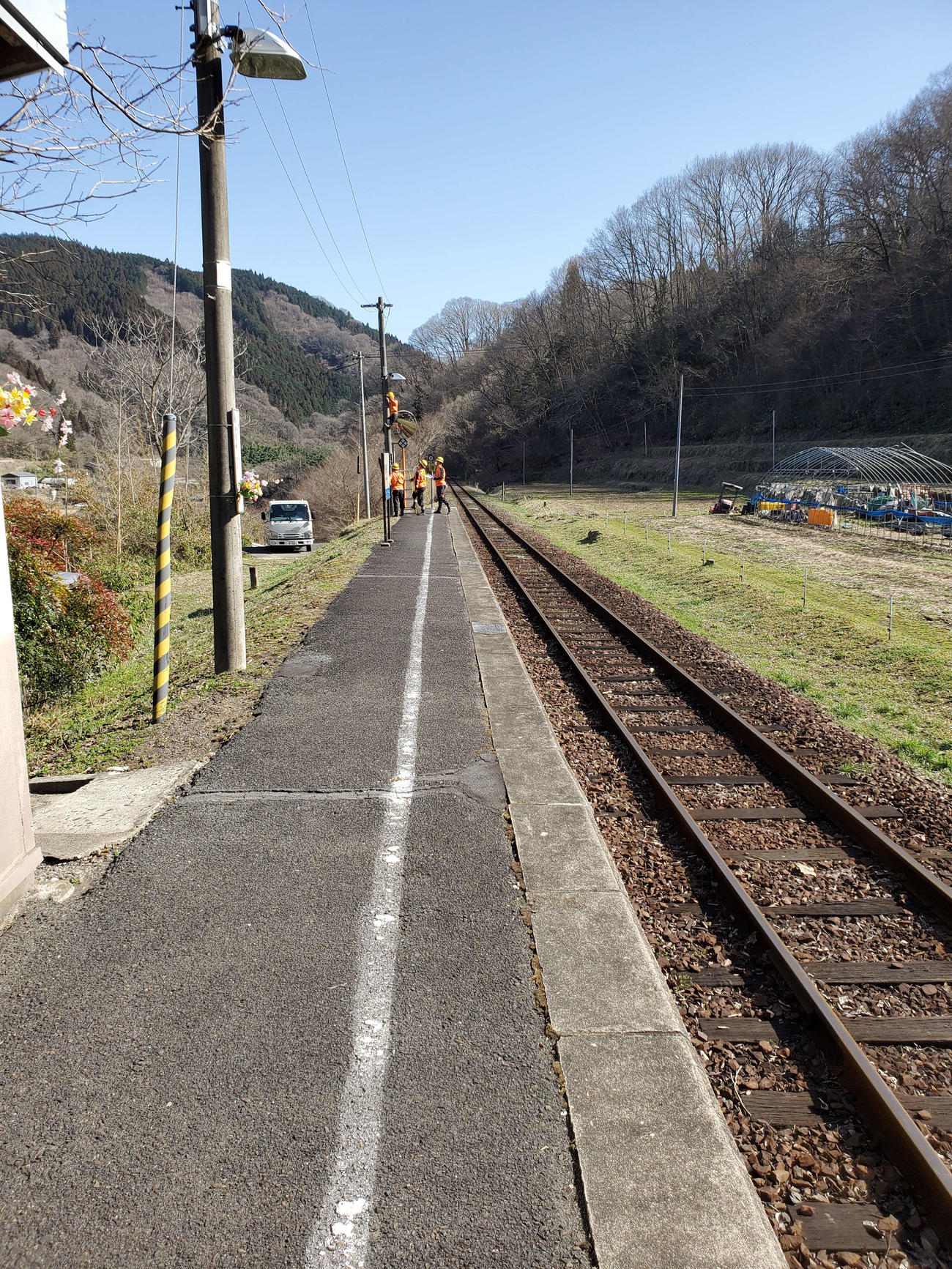 〈3〉内名駅では照明の点検が行われていた