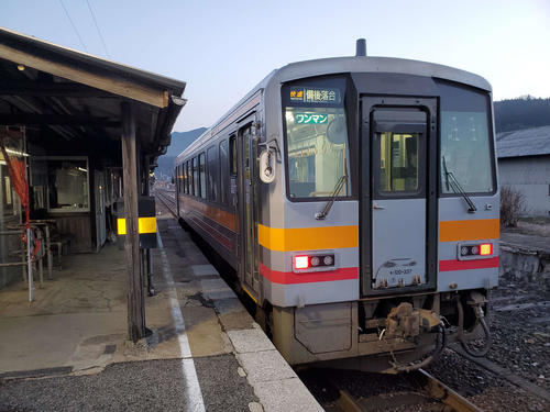 〈1〉小奴可駅を出る早朝の芸備線
