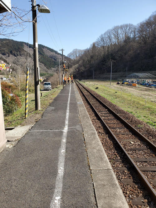 〈3〉内名駅では照明の点検が行われていた