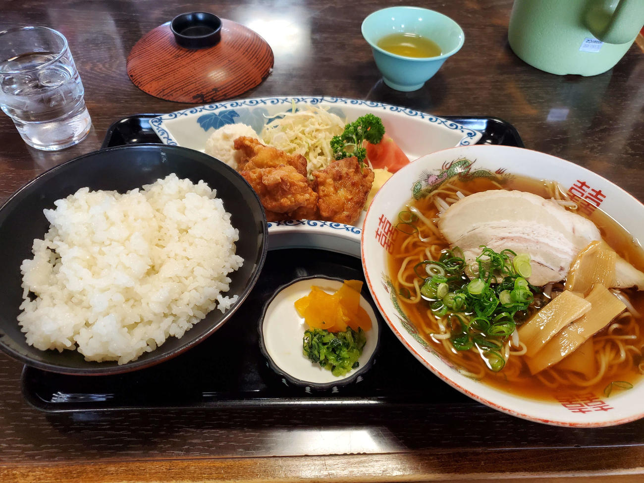 〈17〉ラーメンと唐揚げ、ご飯のセットはとても美味でした