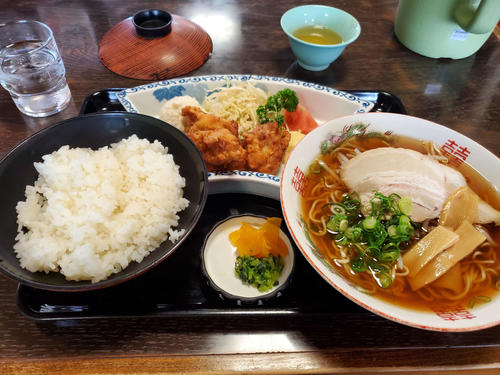 〈17〉ラーメンと唐揚げ、ご飯のセットはとても美味でした