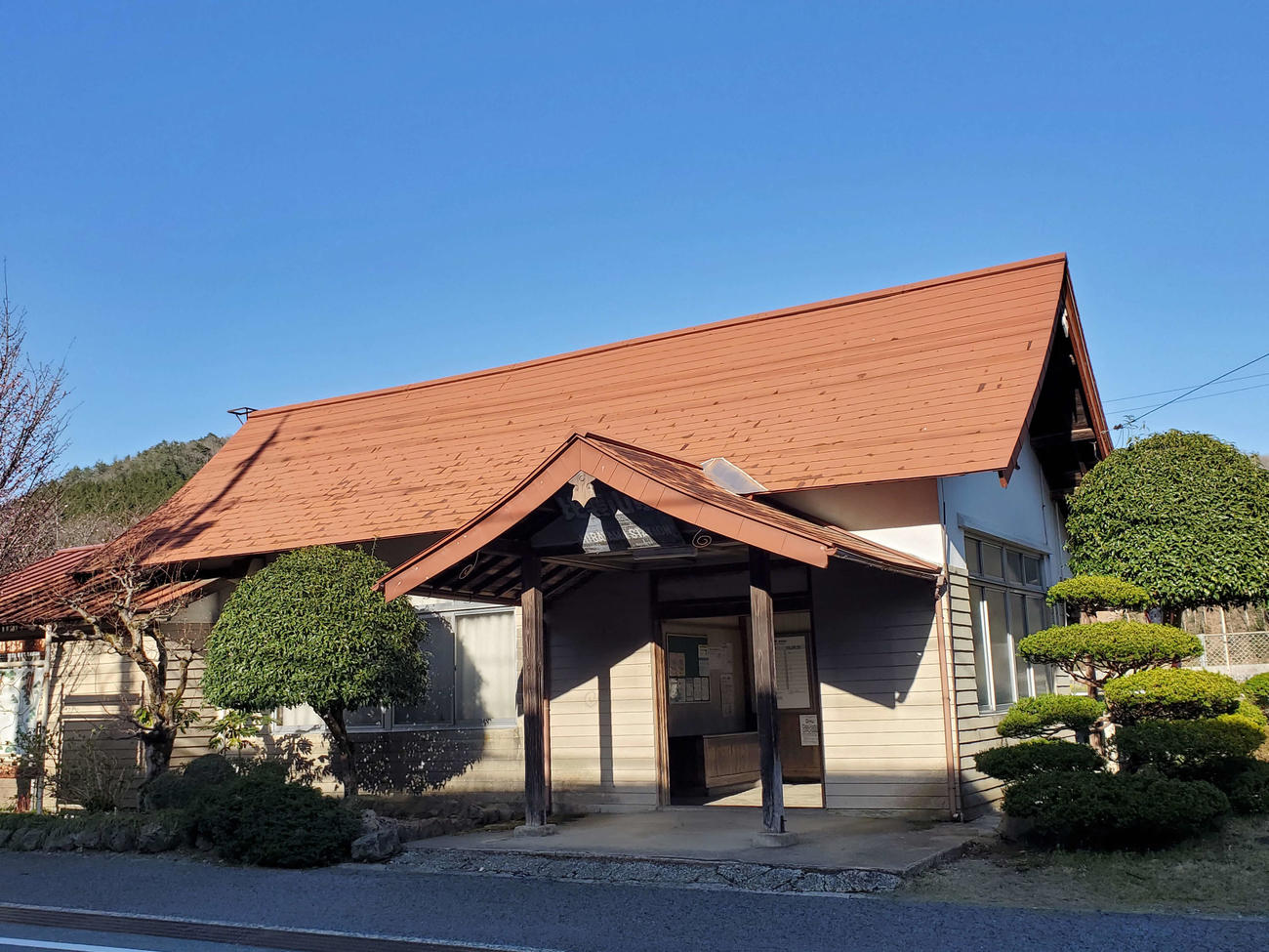 〈2〉神社の社殿風の駅舎が出迎えてくれた