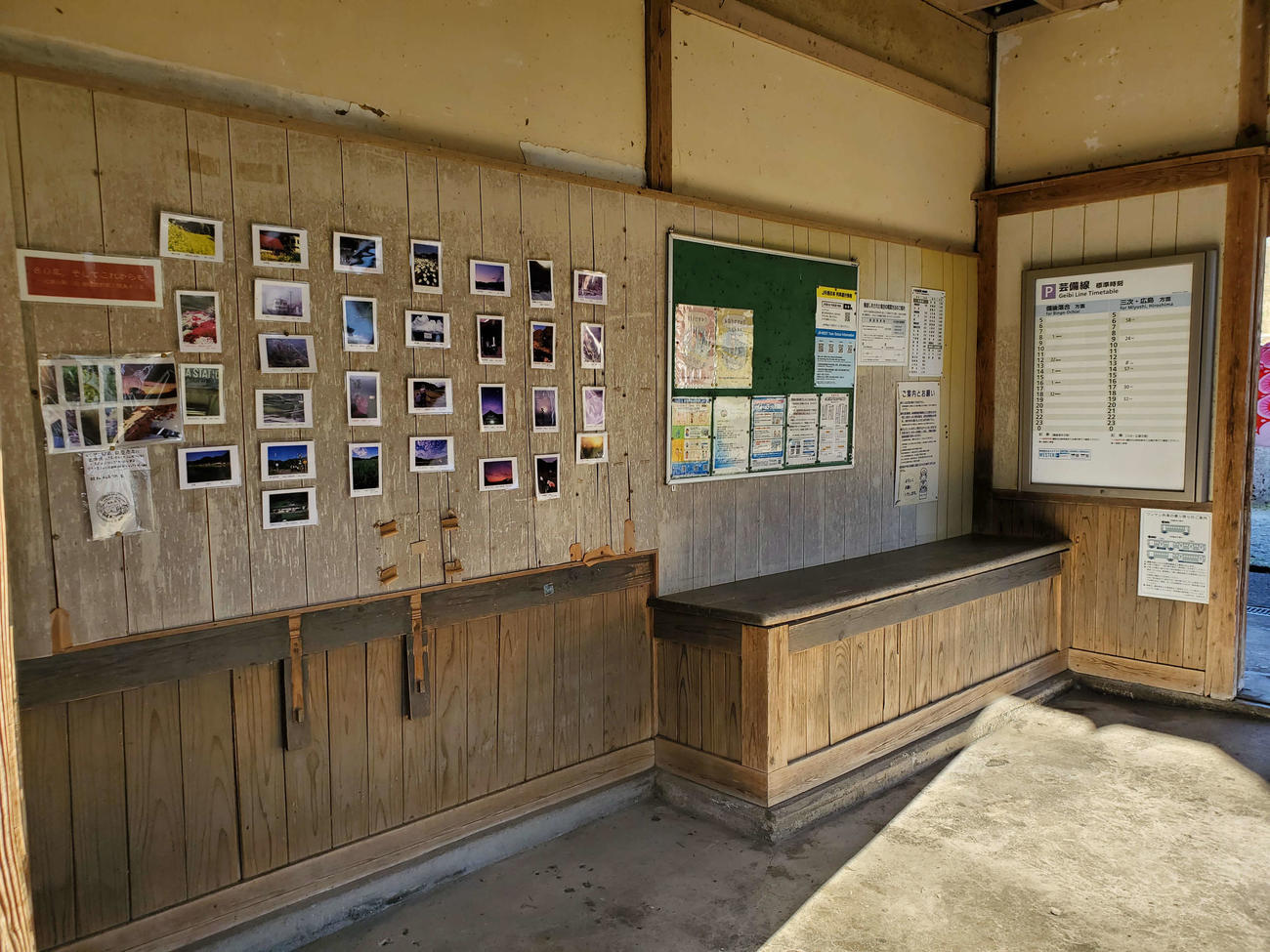 〈6〉現在は無人駅。駅舎内に写真が張られている