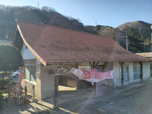 〈8〉ホーム側から見た駅舎。こいのぼりがなびいていた。「国定公園　比婆山」の木製看板も見える