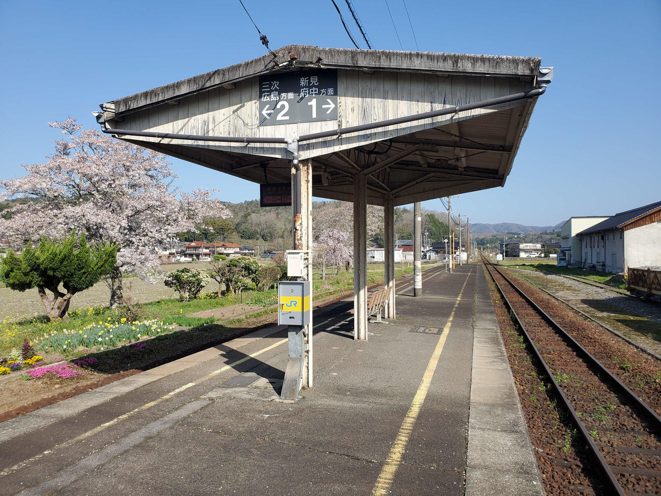 〈7〉1面2線の島式ホーム。付近の桜はそろそろ葉桜の様子だった