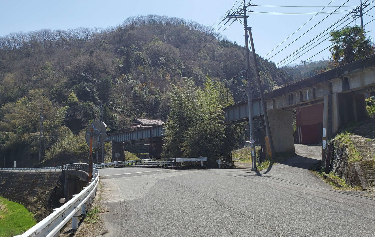 〈18〉橋梁のふもとに長谷のバス停を見つけてひと安心