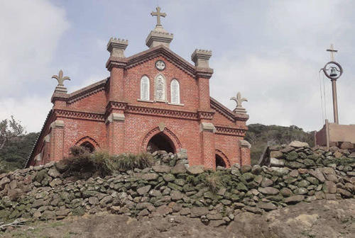 小高い丘の上から海を見下ろすように立つ旧野首教会