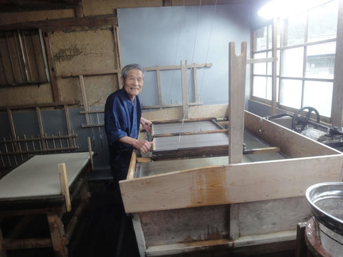 自宅の作業場で本美濃和紙を漉く沢村正さん