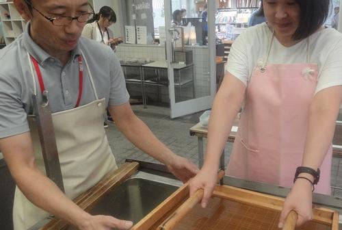 美濃和紙の里会館では和紙の紙漉き体験も