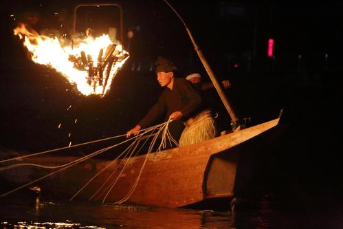 長良川の鵜匠たちの巧な技が、かがり火の下で浮かびあがる