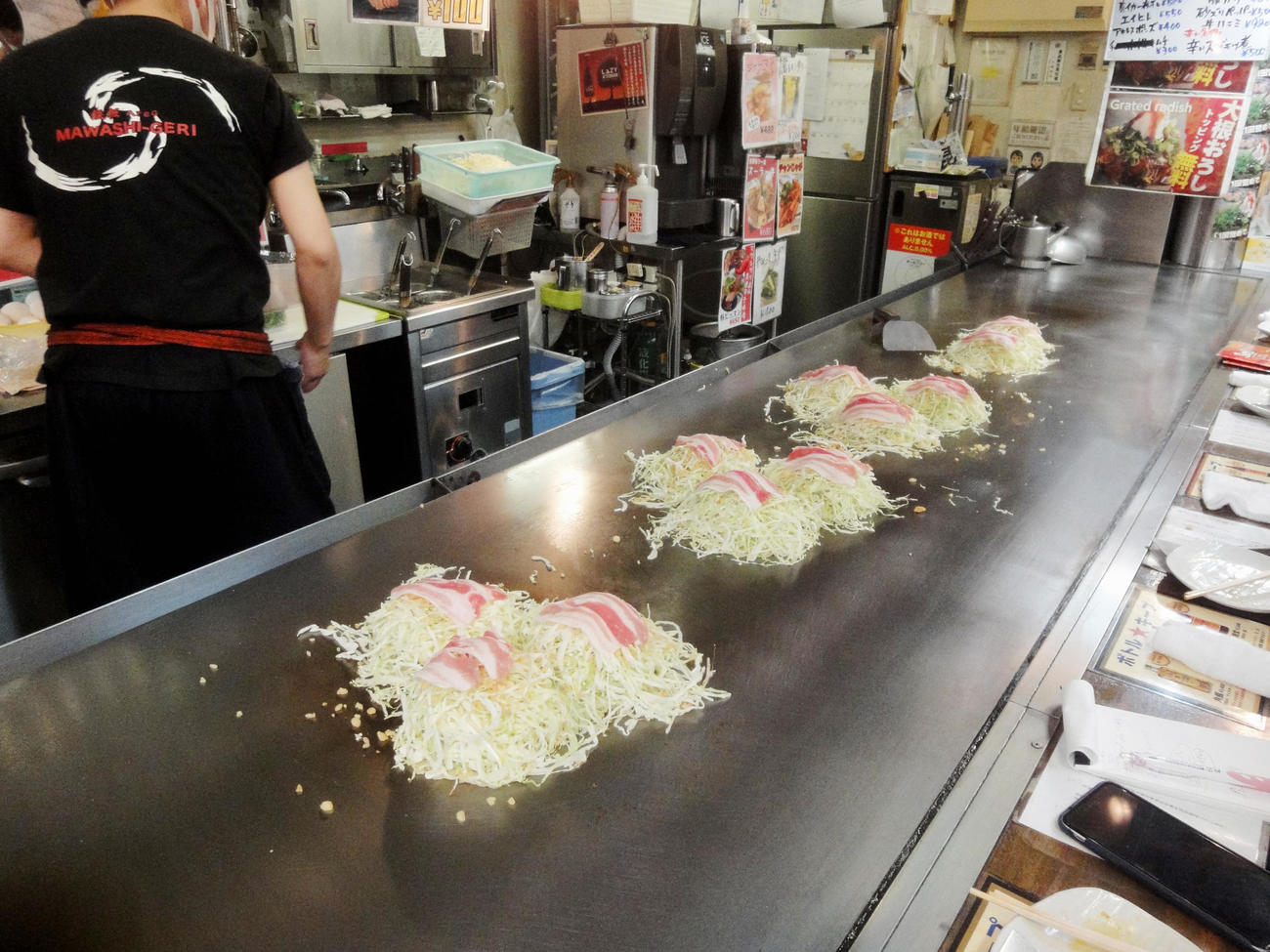まず向かったのがお好み焼き屋