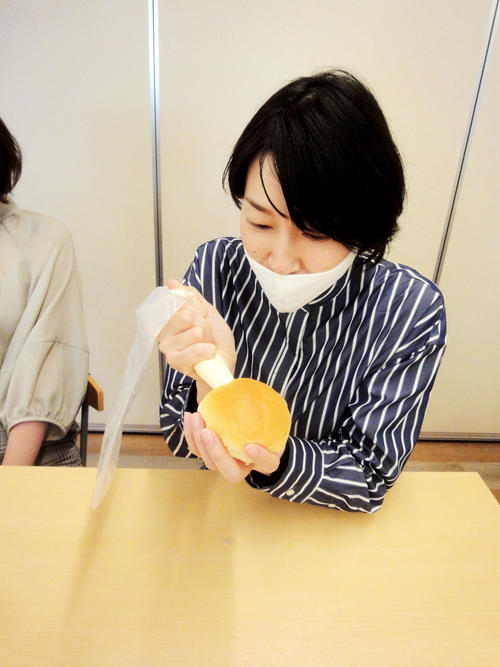 パンの中にクリームをチューブで注入