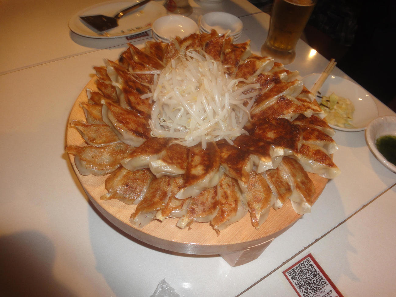 ド～ンと50個の餃子の円形盛り