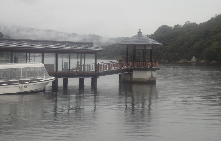 霧に煙る舘山寺の浮見堂