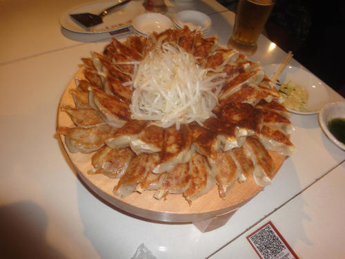 ド～ンと50個の餃子の円形盛り