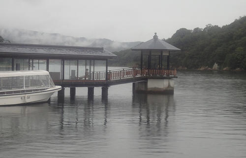 霧に煙る舘山寺の浮見堂
