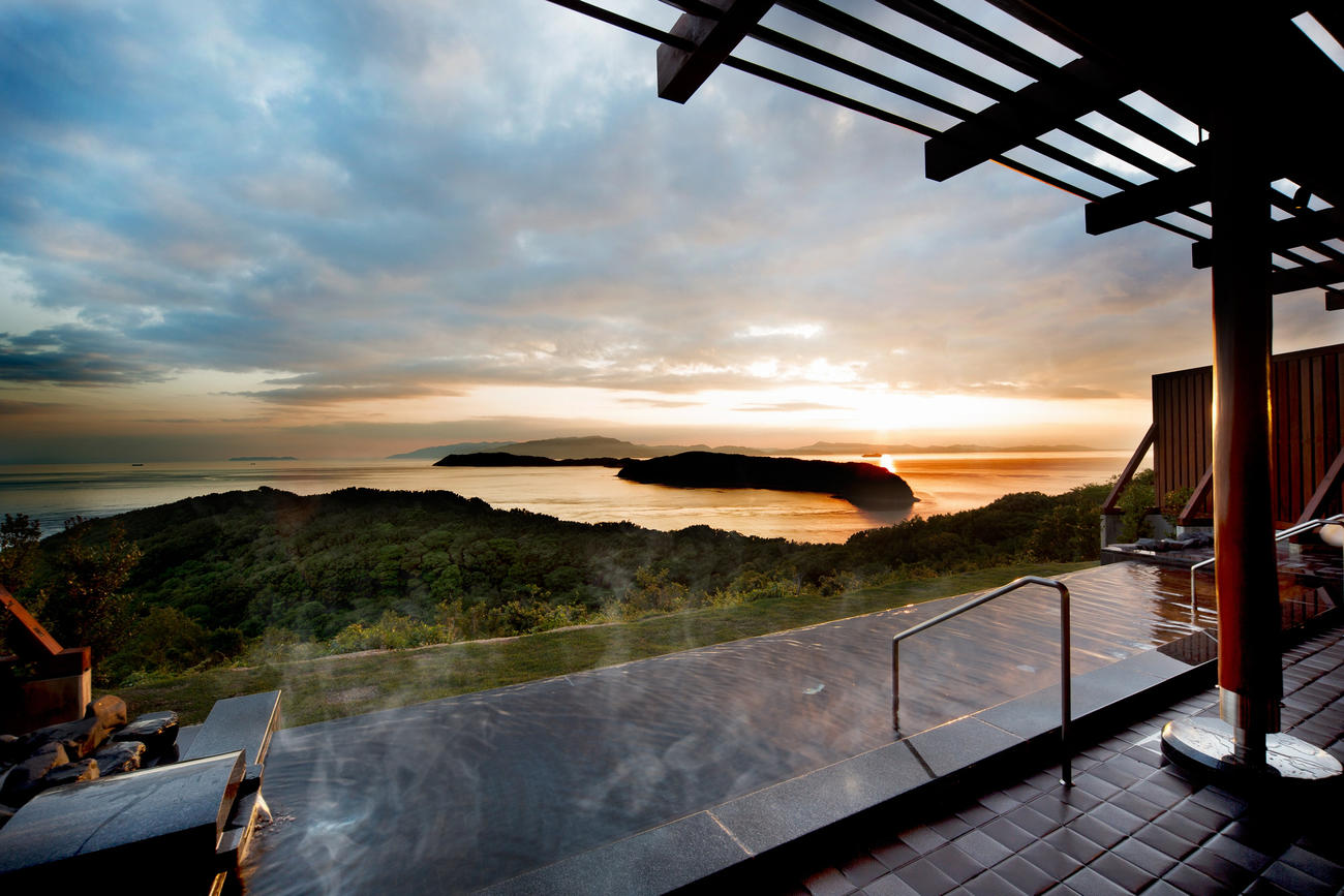 「休暇村　紀州加太」の海に景色がつながるよう設計された天空露天風呂