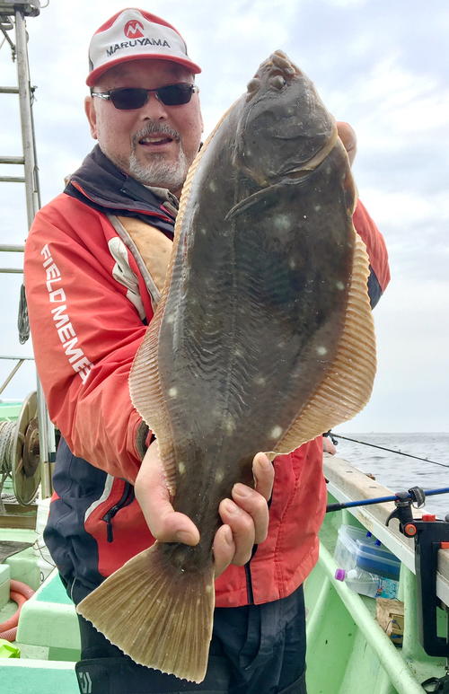 えびす屋釣具店の乗合船でイシガレイ63センチをヒットした菊池さん