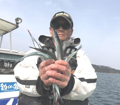 のべ竿のウキ釣りで釣った良型サヨリを披露する前川さん