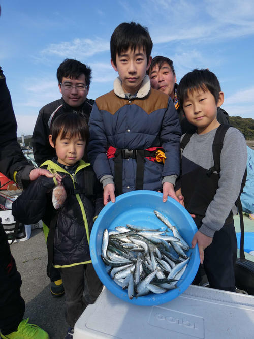 吉本、石井氏ファミリーが釣った18～22センチのマイワシ