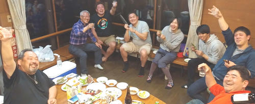 釣ったその日に芦ノ湖キャンプ村で楽しい“反省会”。仲間同士でも家族でも、どうですか？