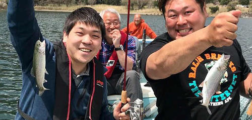 栗島さん（左）とNORIは同時にニジマスを釣り上げて大喜び