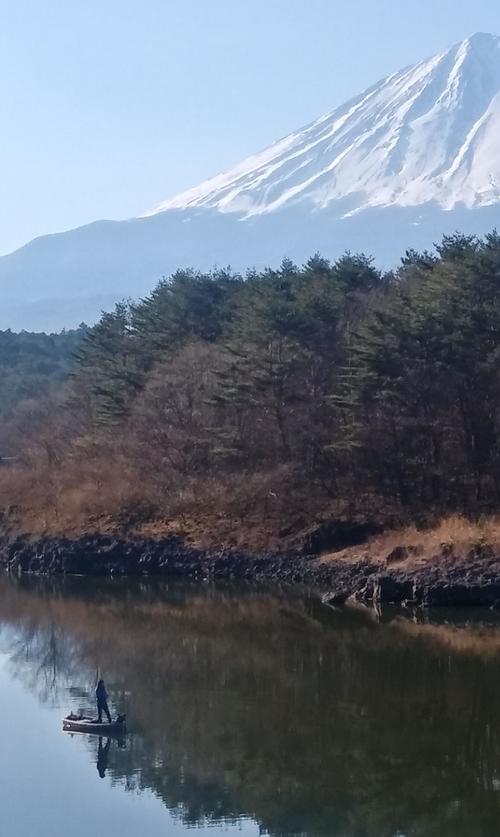 精進湖の南側には大きい富士山。この絶景の中でバスと闘う