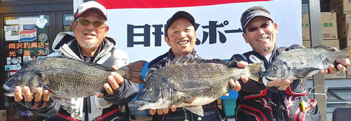 苦しい状況からクロダイをキャッチし入賞した3人は満面の笑み。中央が初優勝の森広幸さん、左が準優勝内田勝蔵さん、右は3位渡辺一彦さん