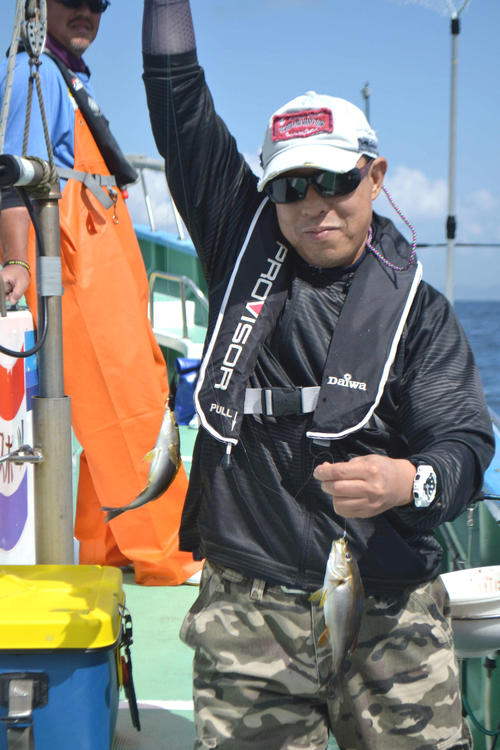 村井丸のイサキ釣りは、群れに当たれば多点掛けも可能だ