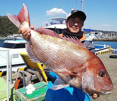 4月3日　勝山「宝生丸」　新造船の前で清水威人史さんは6・5キロをグイッと前に突き出した
